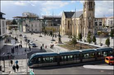 Quelle est cette ville de la banlieue de Bordeaux, qui accueille l'aéroport de l'agglomération et compte 70 000 habitants ?