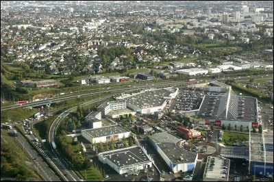 Quelle est cette ville de la banlieue ouest de Nantes, peuplée de 46 300 habitants ?