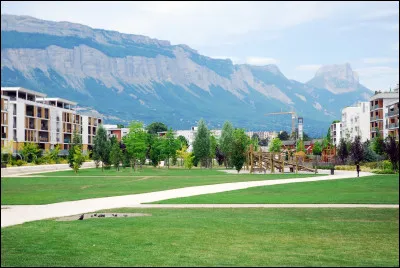 Quelle est cette ville de la banlieue est de Grenoble, située entre l'Isère et le massif de Belledonne, peuplée de 38 000 habitants ?
