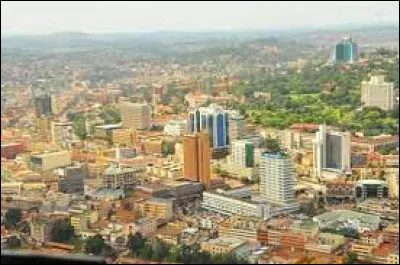 Pr&egrave;s de quel grand lac se situe Kampala, la capitale de l'Ouganda ?