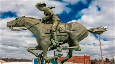 Mis en place en 1860, le Pony Express est un service de distribution rapide du courrier reliant Saint-Joseph dans le Missouri à Sacramento en Californie : en combien de jours fallait-il pour effectuer le trajet ?