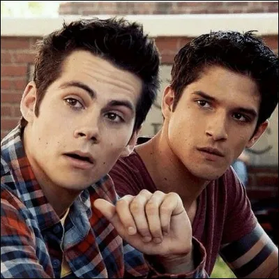 Quels sont les numéros des maillots de crosse de Scott et Stiles ?