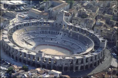 Cet amphithéâtre romain, construit vers 80/90 se trouve à ...