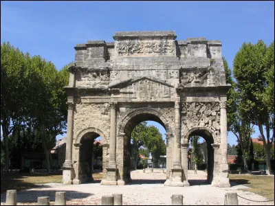 Cet arc de triomphe romain, construit au début du Ier siècle, pour commémorer les victoires de Germanicus, se trouve à ...