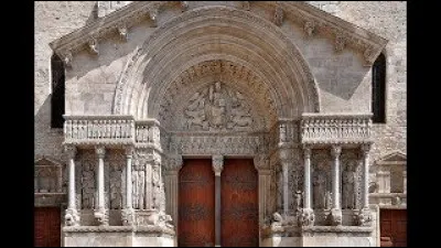 La cathédrale Saint-Trophime, bâtie sur des vestiges d'un édifice antique à partir de 1100, est lun des plus importants édifices du roman provençal. Elle se trouve à ...