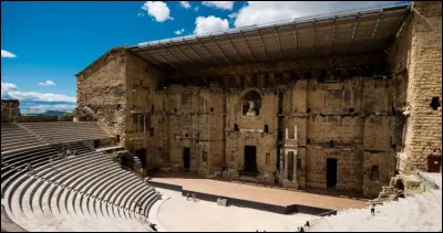 Ce théâtre romain, construit sous le règne d'Auguste au Ier siècle av. J.-C., l'un des rares qui ait conservé son mur, se trouve à ...