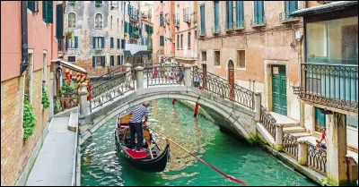 À Venise, c'est tout pour le tourisme, ville mythique, unique au monde, construite sur une lagune. Des trésors d'architecture, des canaux, des bateaux, et beaucoup de touristes. Combien environ ?