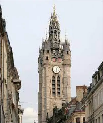 Ce beffroi, construit aux XIVe et XVe siècle, décrit par Victor Hugo et peint par Corot, se trouve à ...