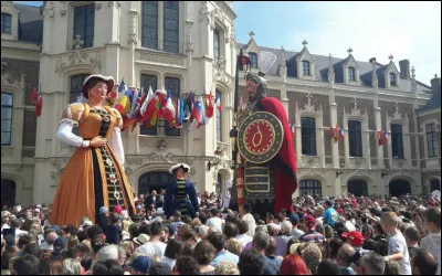 Gayant est le géant qui symbolise la ville. Entouré de sa femme, Marie Cagenon, et de leurs trois enfants, Jacquot, Fillon et Binbin, il parcourt la ville chaque année pendant trois jours à l'occasion des fêtes de Gayant, début juillet. C'est à ...