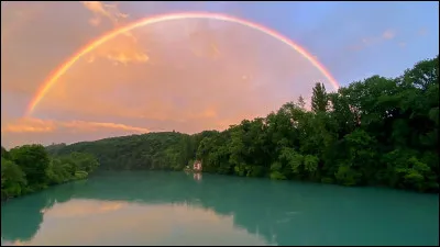 Selon certaines croyances, que trouve-t-on au pied de l'arc-en-ciel ?