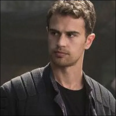 Dans le film Divergente, pourquoi Tobias (Quatre) a-t-il quitté la faction des Altruistes ?