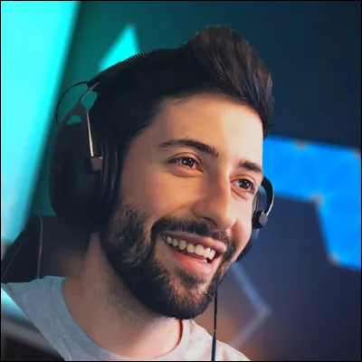 Grâce à quel jeu Gako s'est-il fait connaitre ?