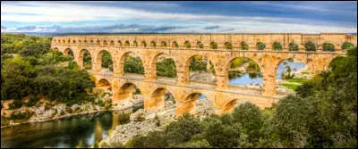 Le pont du Gard est un aqueduc romain qui a été construit au 1er siècle après J.-C. et il mesure __ m de haut.