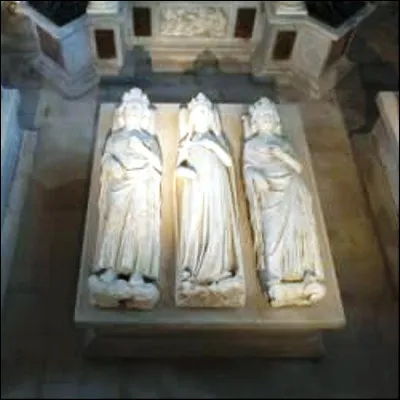 Dans quelle église sont inhumés de nombreux souverains français, dont Pépin le Bref et Philipe le Bel ?