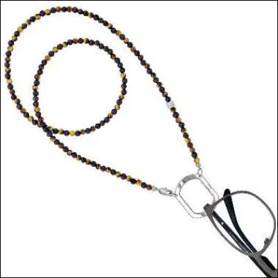 Quel animal, qui peut être blanc, à collier ou à lunettes, est mal léché dans une expression ?