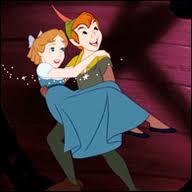 Comment s'appelle la jeune fille qui suit Peter Pan dans ses aventures au Pays Imaginaire ?