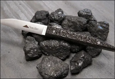 A quelle célèbre romancière doit-on "Le Couteau sur la nuque" ?