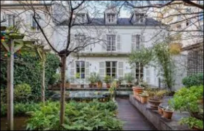 Ma sur rentra les bras chargés à la maison.