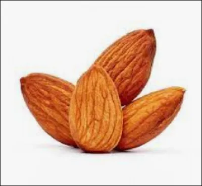 Les amandes grillées accompagnent le saumon.