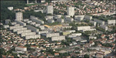 De quelle ville Soyaux, Gond-Pontouvre et La Couronne sont-elles la banlieue ?