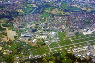 Quelle est cette ville de la banlieue de Toulouse, peuplée de 25 000 habitants, connue pour les industries aéronautiques et pour son aéroport ?