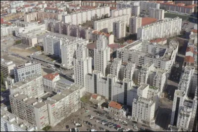 Quelle est cette ville limitrophe de Lyon, la commune de banlieue la plus peuplée de France avec 150 000 habitants ?