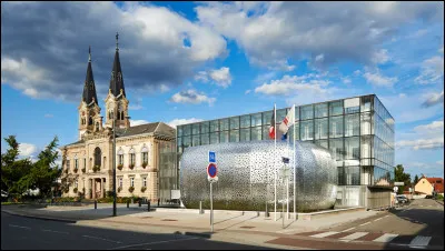 Quelle est cette ville de la banlieue sud de Strasbourg, peuplée de 26 800 habitants ?