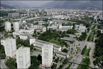 Quelle est cette ville de la banlieue sud de Grenoble, peuplée de 37 000 habitants ?