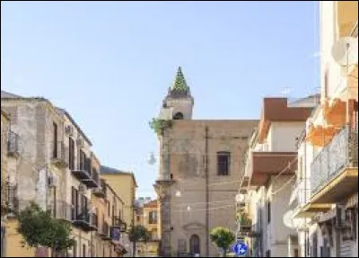 À Eraclea en Italie, il est interdit de faire quoi à la plage ?