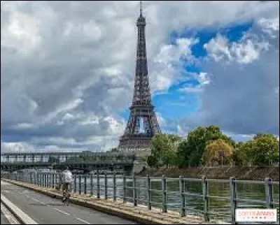 En France à Paris, quel objet est considéré comme une arme mortelle ?