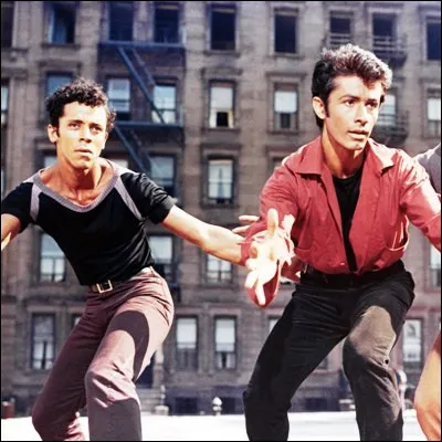 Quel compositeur a &eacute;crit la musique de la com&eacute;die musicale "West Side Story" ?