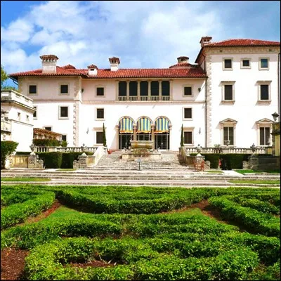 Dans quelle ville am&eacute;ricaine sur la baie de Biscayne peut-on faire la f&ecirc;te sur Ocean Drive et visiter la Villa Vizcaya ?