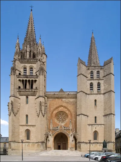Le principal monument de la ville est la cathédrale Notre-Dame-et-Saint-Privat, construite au XIVe siècle, reconstruite après les dégâts des guerres de religion :