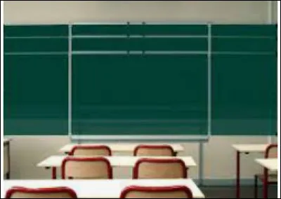 Un élève de la classe 6e 2 a écrit un vulgaire mot sur le tableau. Il l'a signé en tant que "Yaël(le) Xortia". Malheureusement aucun élève ne se nomme ainsi dans la classe. Le professeur suspecte alors Maria et Antonin. 
Qui est le coupable ?