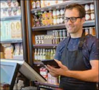 Une femme et un homme se présentent en tant que "le nouveau caissier". Malheureusement Pierre n'arrive pas à savoir lequel est le bon. Heureusement son patron a laissé une note où il est inscrit : "Mr Marie-Christine arrivera aujourd'hui".
Qui est le bon caissier ?