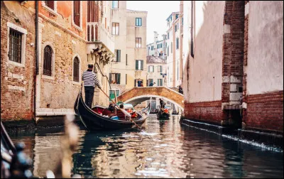 Si vous ne trouvez pas le nom de l'interprète, c'est bien "triste" !