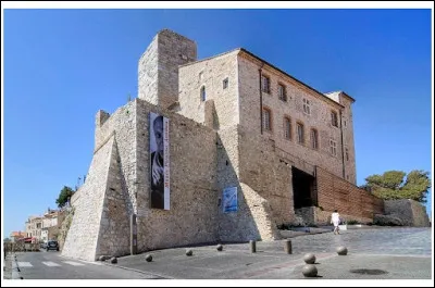 La ville possède un musée Picasso, qui occupe le château Grimaldi, construit sur l'ancienne acropole grecque :