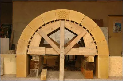 Sa mère rit en silence mais lui pleure bruyamment, c'est le...