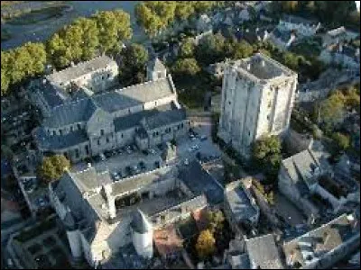 Je vous emmène à présent dans le Centre-Val-de-Loire, à Beaugency. Ville de l'aire urbaine Orléanaise, portant le label Plus Beaux Détours de France, elle se situe dans le département ...
