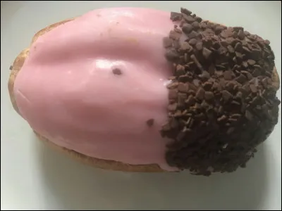 Pour les gourmands, voici un chou de forme allongée, garni de crème pâtissière. C'est un gland à glaçage rose.
En Champagne, le glaçage peut être blanc, vert ou rose.
Qu'indiquent ces différentes couleurs ?