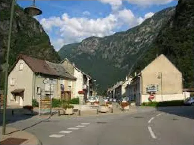 Nous terminons notre balade à Séchilienne. Commune de la métropole Grenobloise, elle se situe dans le département ...