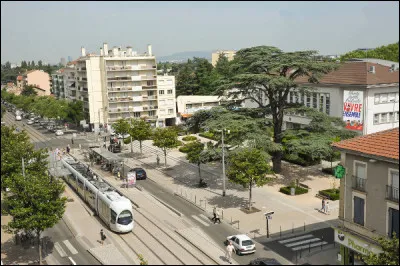 Quelle est cette ville de la proche banlieue est de Lyon, peuplée de 42 000 habitants ?