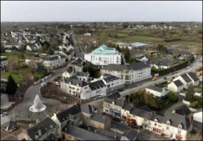 Quelle est cette ville de la banlieue nord de Nantes, peuplée de 26 000 habitants ?