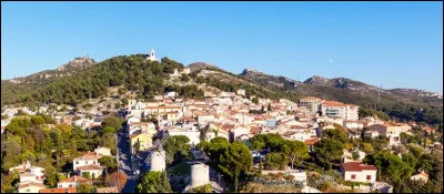 Quelle est cette ville de la banlieue est de Marseille, située sur les pentes du massif du Garbalan et peuplée de 20 000 habitants ?