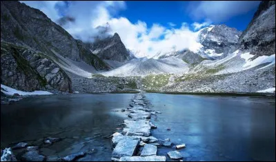 Sachant que le ''lac des Vaches'' est un lac situé sur la commune de Pralognan-la-Vanoise, dans quel massif montagneux peut-on le voir ?