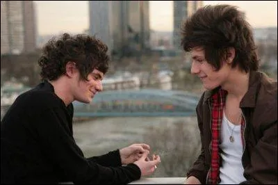 Avec qui sort Lola tout au dbut ?