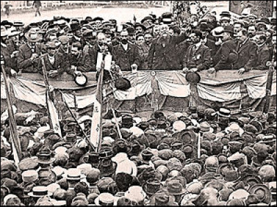 Aussi appel&eacute; &laquo; r&eacute;volte des gueux &raquo;, un soul&egrave;vement de vignerons &eacute;clate dans le Midi en 1907. Le 9 juin 1907 a lieu une manifestation &agrave; Montpellier. Quel est le nombre de manifestants ?