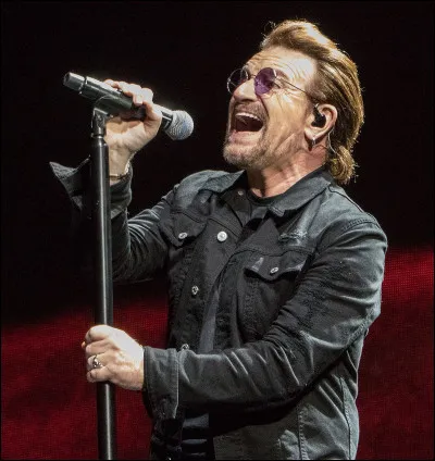 Bono, le chanteur de U2, est :