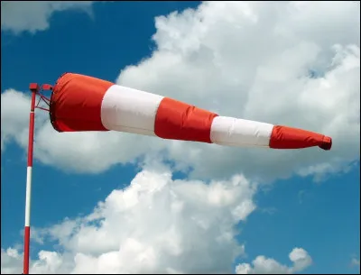 Manche à air ou manche à vent, les deux appellations sont correctes pour désigner ce qui est sur la photo et qui sert à mesurer la direction et la vitesse du vent. Ce mot est...