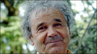 Avec l'humour qui lui est propre, de quoi Pierre Perret a-t-il dit qu'il s'agit "d'un pardessus sans manche" ?